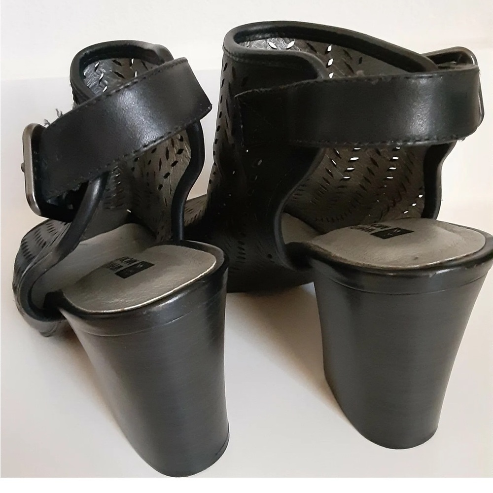Like new White Mountain Black heel Bootie Buckle 9M
